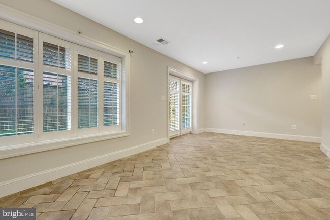 Building Photo - 229 Locust St SE