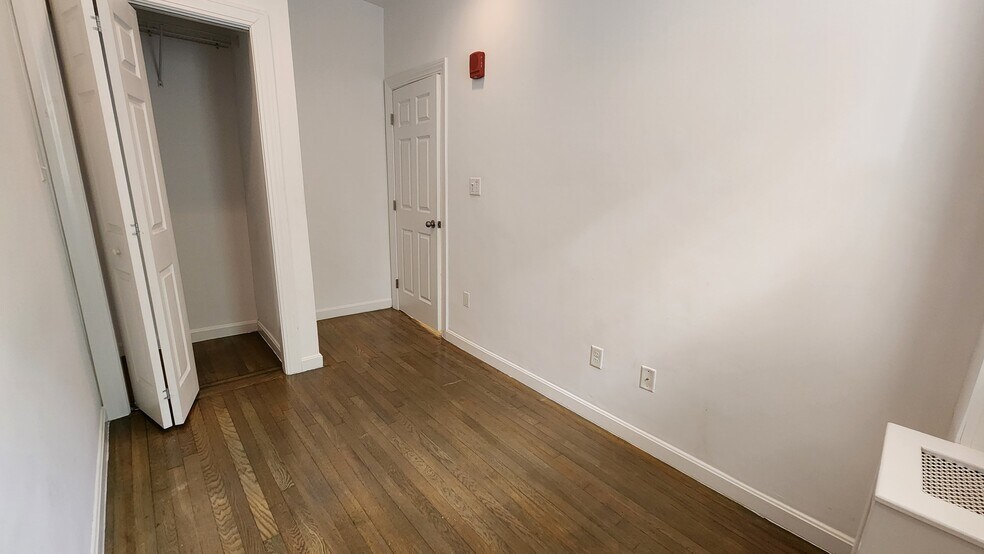Building Photo - 54 Queensberry St