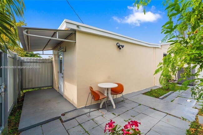 Building Photo - 570 W 46th Pl