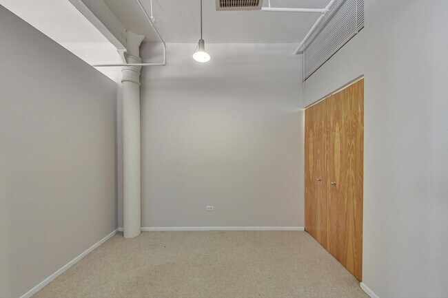 Building Photo - 420 S Clinton St