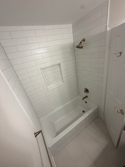 tub/shower - 514 Cedar Hollow Dr