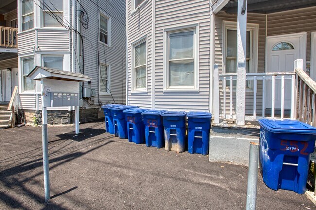 Building Photo - OVERSIZED 3 bedroom 1 bathroom Apartment
