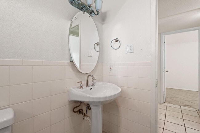 Building Photo - 1600 Sumac Dr
