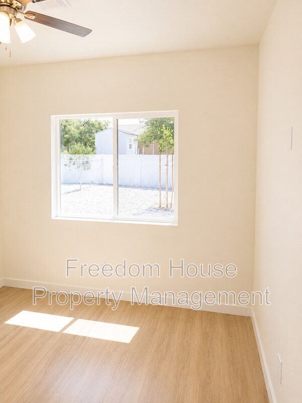 Building Photo - 1701 Sycamore Ave