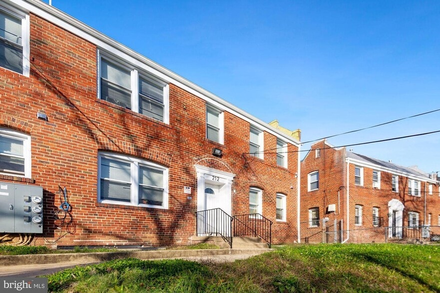 Building Photo - 212 Orange St SE