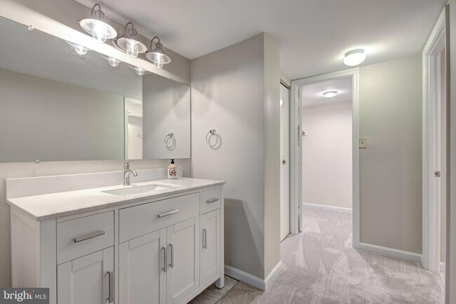 Building Photo - 5906 Cove Landing Road Unit 102