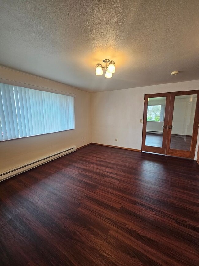 Building Photo - 1404 S Cherry St