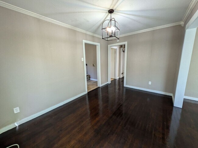 Building Photo - 3230 Maplewood Ln