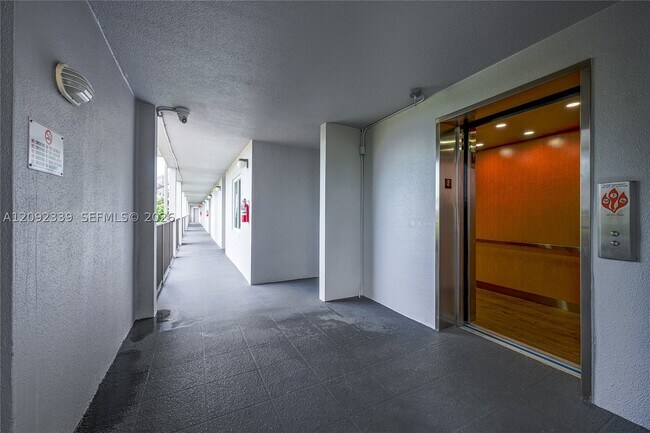 Building Photo - 1400 SW 124th Terrace