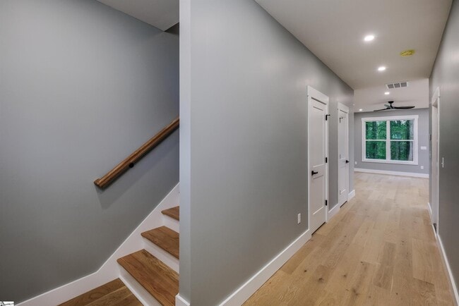 Building Photo - 610 N Shamrock Ave