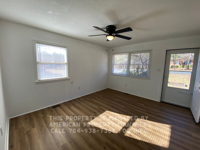 Building Photo - 3818 Vanderburg Dr