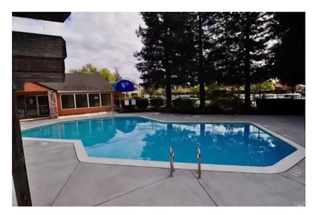 Building Photo - 3 bedroom 2 bath Windsong Condo ~ Includes...