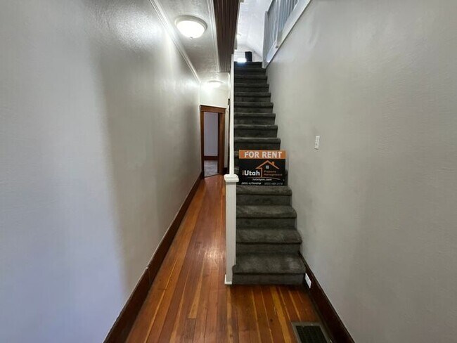 Building Photo - 3 bedroom 2 bath 1 car garage Home- Small Dog Friendly
