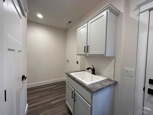 Building Photo - FURNISHED - 12-Month Lease - Farmhouse-Sty...