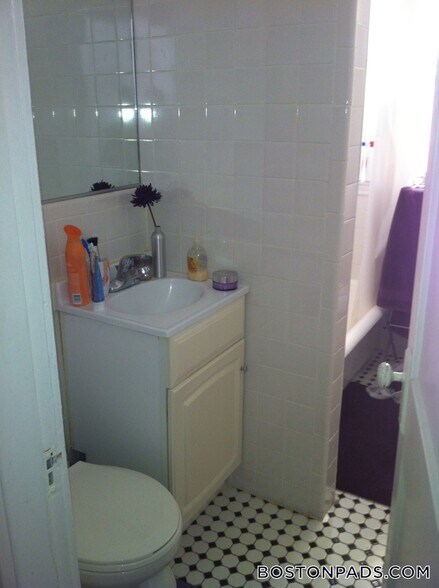 Building Photo - 121 Park Dr