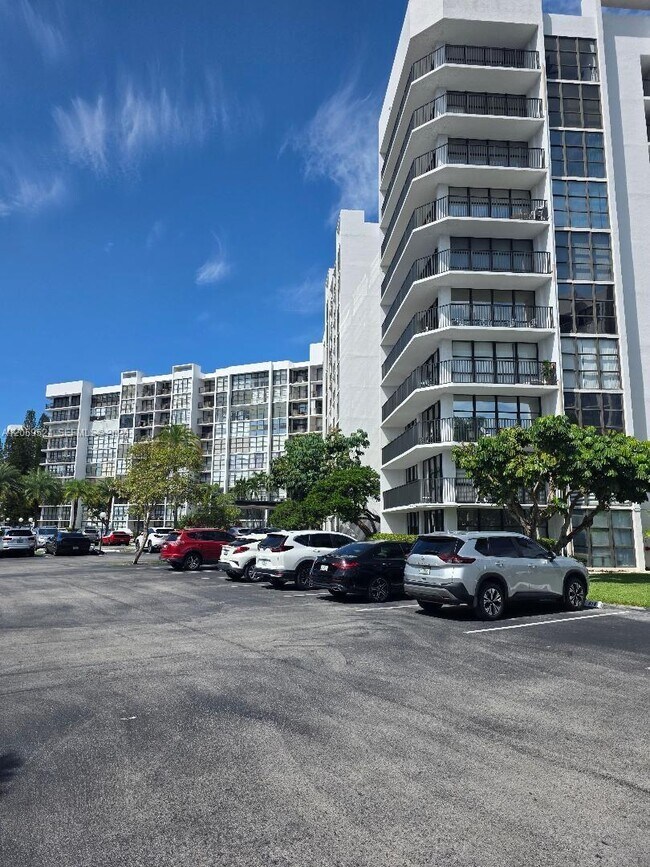 Building Photo - 800 Parkview Dr