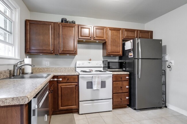 Building Photo - Charming 3 Bedroom Rancher Available Early...