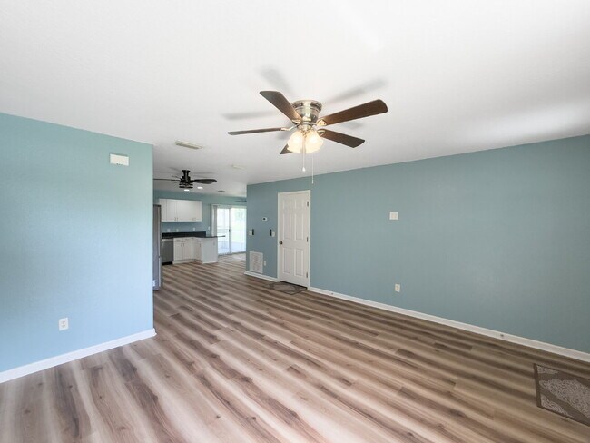 Building Photo - 3 Bed | 2 Bath | 1,200 Sq Ft Single-Family Home  RENT NOW WITH ZERO DEPOSIT on a 12-month lease!