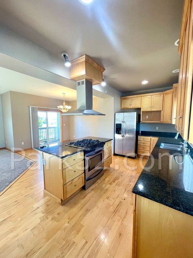 Building Photo - $250 OFF - 3 Bedroom Townhome in Tacoma