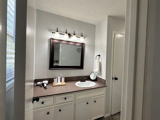 Building Photo - 13821 Hollowgreen Dr