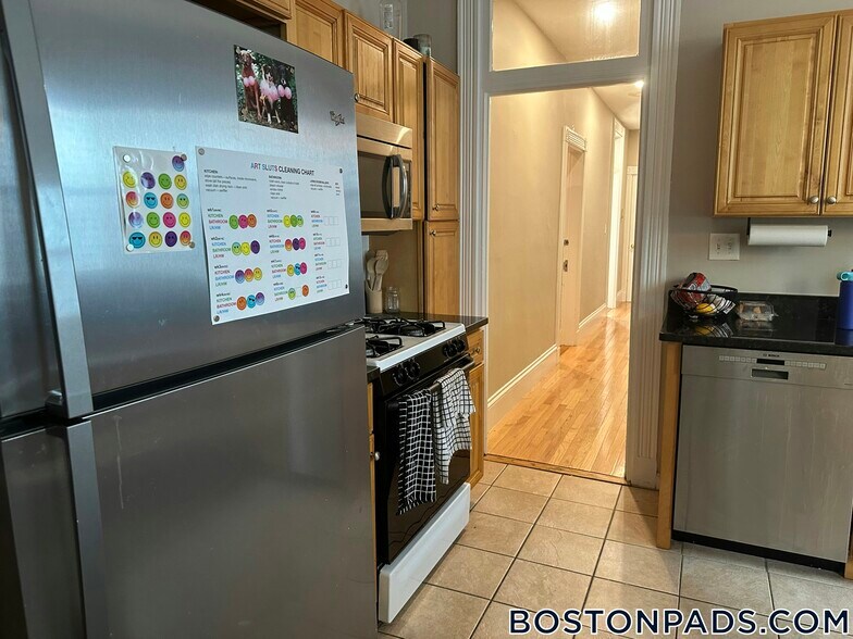 Building Photo - 68 Calumet St