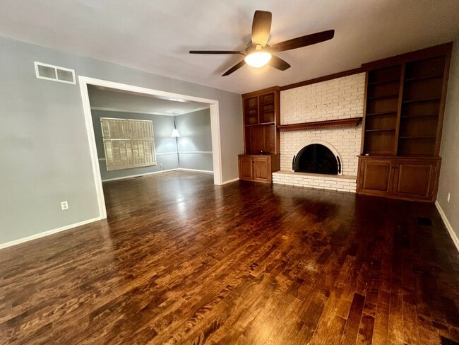 Building Photo - 1685 Lochcrest Dr