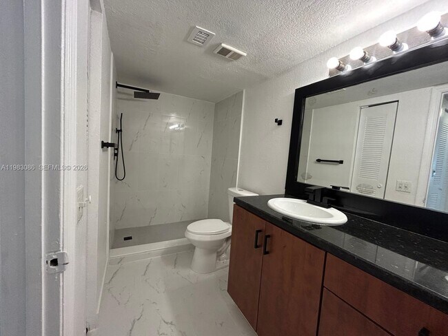 Building Photo - 12980 Vista Isles Dr