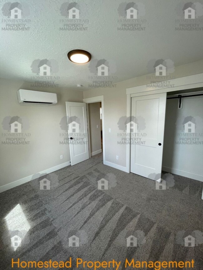 Building Photo - 186-188 SE Lacreole Dr