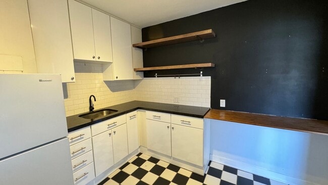 Building Photo - 1 Bedroom 1 bath Condo in Historic SLC building!