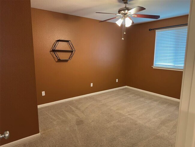 Building Photo - 15008 Fernhill Dr