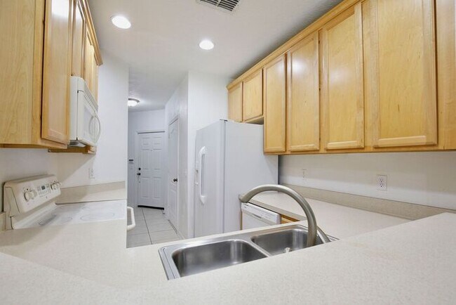 Building Photo - Beautiful 2/2.5 Cozy Townhome with a 1 Car Garage in the Gated Community of Victoria Pines - Orlando