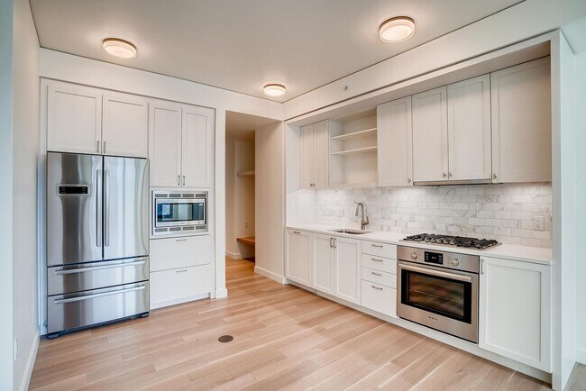 Building Photo - Northwest Facing 1 bedroom, 1 bathroom Con...