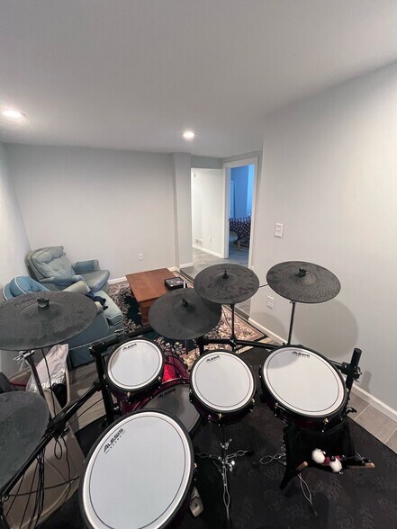 Building Photo - 522 Newton Ave N