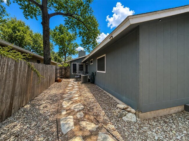 Building Photo - 5712 Shreveport Dr