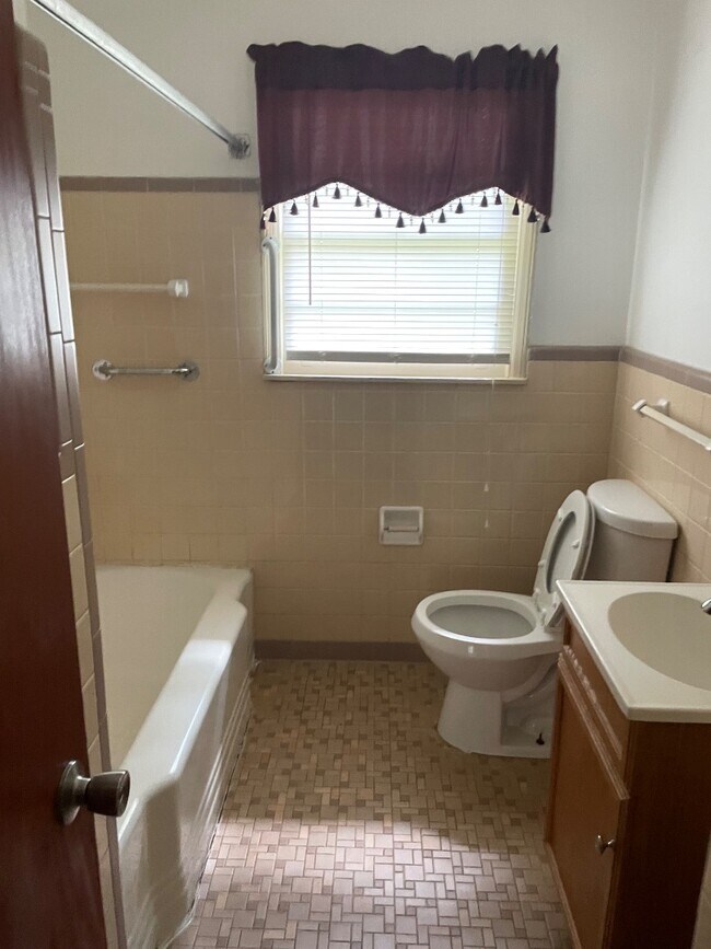 Building Photo - 1405 Woodland Dr