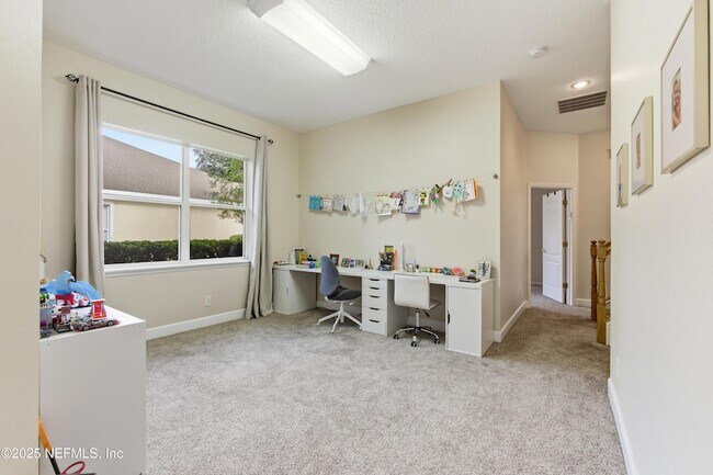 Building Photo - 9 Creek Side Dr