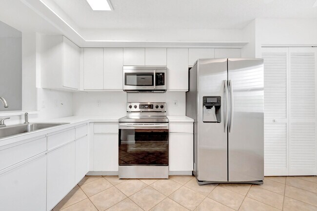 Building Photo - 14096 Huntington Pointe Dr