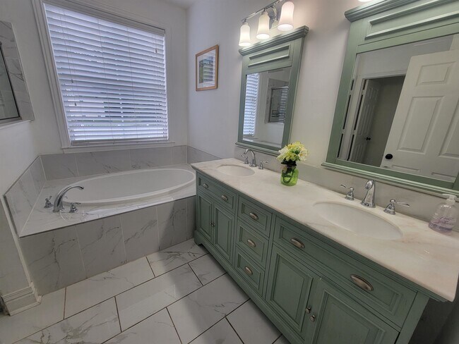 Building Photo - 3773 Overlook Dr