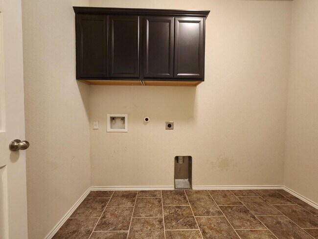 Building Photo - You do not want to miss out on this amazin...