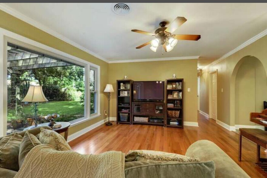 Building Photo - 102 Robinhood Dr