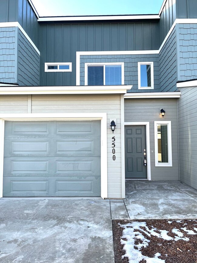 Building Photo - Beautiful Townhome