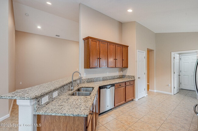 Building Photo - 1050 Cayman Dr
