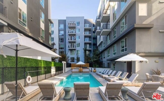 Building Photo - 1120 W 6th St