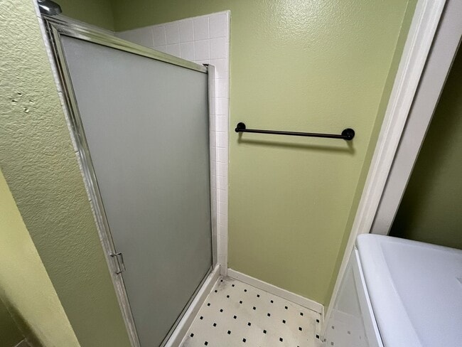 Building Photo - 1523 Hood Rd