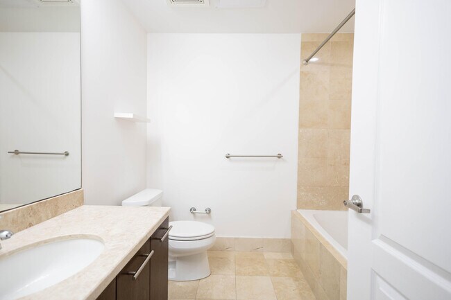 Building Photo - 410 Evernia St