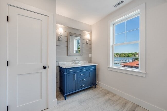 Building Photo - 8 Riverside Rd