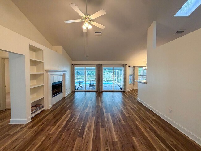 Building Photo - 4BR/2BA POOL home in NW Gainesville!