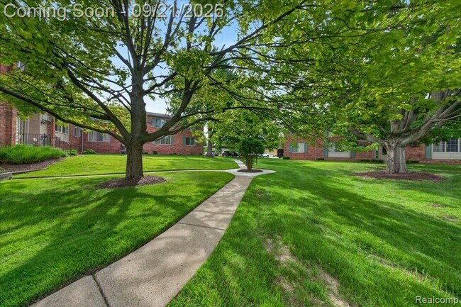 Building Photo - 454 Romeo Rd