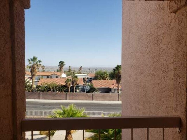 Building Photo - 3 Bedroom Condo in Gated Community