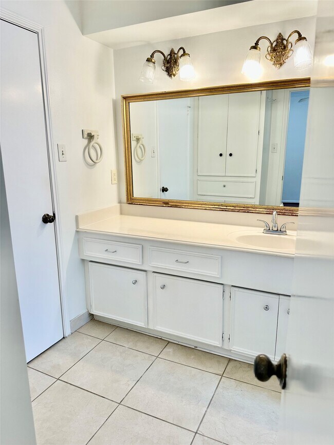 Building Photo - 10902 Olympia Dr